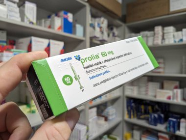 Prag, Çek Cumhuriyeti - 9 Temmuz 2024: Osteoporoz ve kemik sağlığının tedavisinde kullanılan DENOSUMAB aktif maddesi ile PROLIA ilaç kutusu.