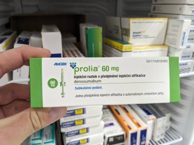 Prag, Çek Cumhuriyeti - 9 Temmuz 2024: Osteoporoz ve kemik sağlığının tedavisinde kullanılan DENOSUMAB aktif maddesi ile PROLIA ilaç kutusu.