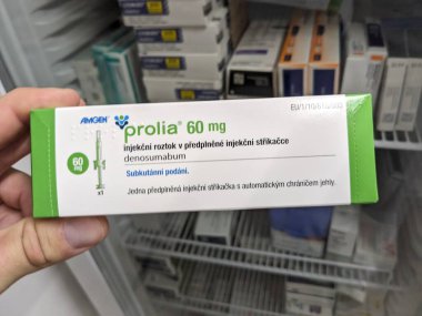 Prag, Çek Cumhuriyeti - 9 Temmuz 2024: Osteoporoz ve kemik sağlığının tedavisinde kullanılan DENOSUMAB aktif maddesi ile PROLIA ilaç kutusu.