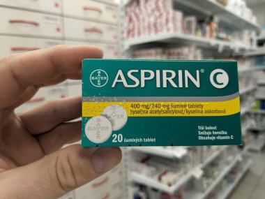 Prag, Çek Cumhuriyeti - 25 Ağustos 2024: BAYER tarafından kullanılan ACETYLSALICYLIC ACID ile ASPIRIN ilaç kutusu, ağrı kesici, ateş azaltma ve kardiyovasküler hastalıkların önlenmesi için kullanılır.