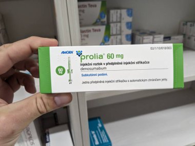 Prag, Çek Cumhuriyeti - 9 Temmuz 2024: Osteoporoz ve kemik sağlığının tedavisinde kullanılan DENOSUMAB aktif maddesi ile PROLIA ilaç kutusu.