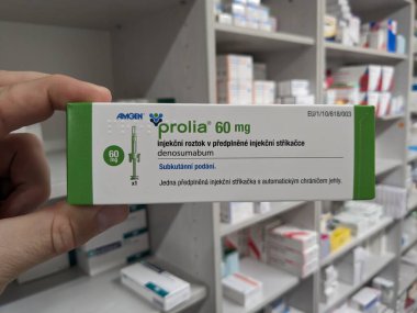 Prag, Çek Cumhuriyeti - 9 Temmuz 2024: Osteoporoz ve kemik sağlığının tedavisinde kullanılan DENOSUMAB aktif maddesi ile PROLIA ilaç kutusu.