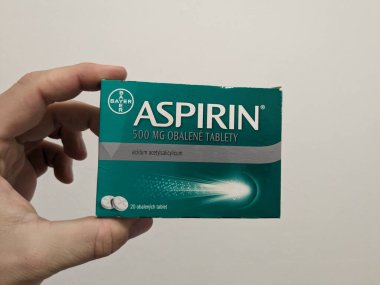 Prag, Çek Cumhuriyeti - 25 Ağustos 2024: BAYER tarafından kullanılan ACETYLSALICYLIC ACID ile ASPIRIN ilaç kutusu, ağrı kesici, ateş azaltma ve kardiyovasküler hastalıkların önlenmesi için kullanılır.