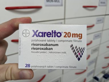 Prag, Çek Cumhuriyeti-15 Ağustos 2024: BAYER tarafından RİVAROXABAN aktif maddesi içeren XARELTO tablet kutusu, kan pıhtılarının önlenmesi ve tedavisinde ve felçte kullanılır.