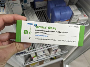 Prag, Çek Cumhuriyeti - 9 Temmuz 2024: Osteoporoz ve kemik sağlığının tedavisinde kullanılan DENOSUMAB aktif maddesi ile PROLIA ilaç kutusu.