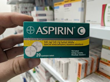 Prag, Çek Cumhuriyeti - 25 Ağustos 2024: BAYER tarafından kullanılan ACETYLSALICYLIC ACID ile ASPIRIN ilaç kutusu, ağrı kesici, ateş azaltma ve kardiyovasküler hastalıkların önlenmesi için kullanılır.