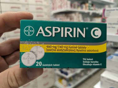 Prag, Çek Cumhuriyeti - 25 Ağustos 2024: BAYER tarafından kullanılan ACETYLSALICYLIC ACID ile ASPIRIN ilaç kutusu, ağrı kesici, ateş azaltma ve kardiyovasküler hastalıkların önlenmesi için kullanılır.