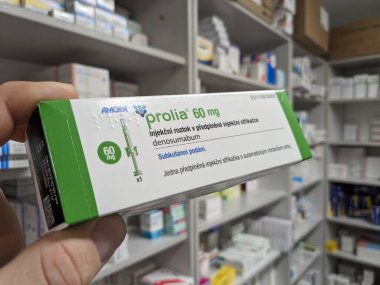 Prag, Çek Cumhuriyeti - 9 Temmuz 2024: Osteoporoz ve kemik sağlığının tedavisinde kullanılan DENOSUMAB aktif maddesi ile PROLIA ilaç kutusu.
