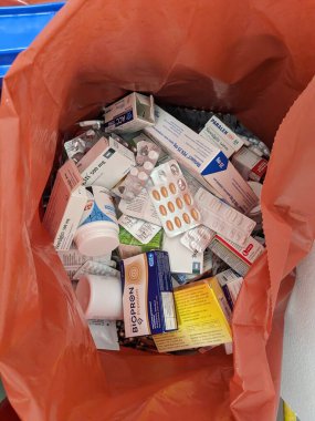 Prag, Çek Cumhuriyeti-27 Ağustos 2024: Uyuşturucuyla israf edilen paketler bazen eczaneye özel çöp kutusuna atılıyor. Kullanılmayan ilaçlar sağlık sistemlerinden büyük paralara mal oluyor