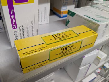 Prag, Çek Cumhuriyeti-27 Haziran 2024: EpiPen Epinefrinyum ilaç enjektörü. Çek Cumhuriyeti 'nde anafilaksi-şiddetli alerji reaksiyonu tedavisi. Uyuşturucu paketi.