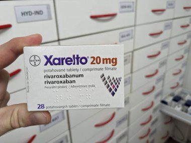 Prag, Çek Cumhuriyeti-15 Ağustos 2024: BAYER tarafından RİVAROXABAN aktif maddesi içeren XARELTO tablet kutusu, kan pıhtılarının önlenmesi ve tedavisinde ve felçte kullanılır.