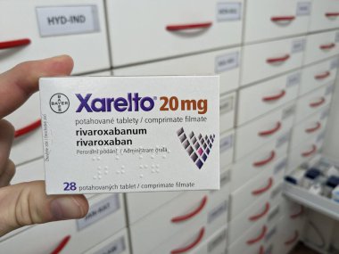 Prag, Çek Cumhuriyeti-15 Ağustos 2024: BAYER tarafından RİVAROXABAN aktif maddesi içeren XARELTO tablet kutusu, kan pıhtılarının önlenmesi ve tedavisinde ve felçte kullanılır.
