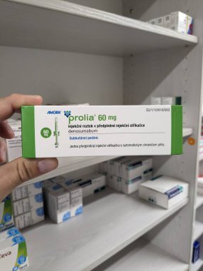 Prag, Çek Cumhuriyeti - 9 Temmuz 2024: Osteoporoz ve kemik sağlığının tedavisinde kullanılan DENOSUMAB aktif maddesi ile PROLIA ilaç kutusu.