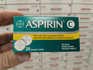 Prag, Çek Cumhuriyeti - 25 Ağustos 2024: BAYER tarafından kullanılan ACETYLSALICYLIC ACID ile ASPIRIN ilaç kutusu, ağrı kesici, ateş azaltma ve kardiyovasküler hastalıkların önlenmesi için kullanılır.