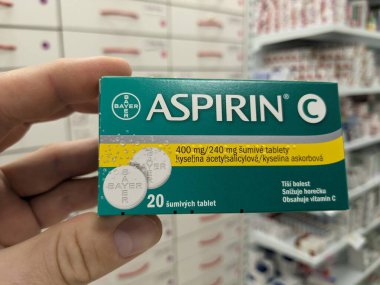 Prag, Çek Cumhuriyeti - 25 Ağustos 2024: BAYER tarafından kullanılan ACETYLSALICYLIC ACID ile ASPIRIN ilaç kutusu, ağrı kesici, ateş azaltma ve kardiyovasküler hastalıkların önlenmesi için kullanılır.