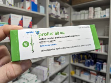 Prag, Çek Cumhuriyeti - 9 Temmuz 2024: Osteoporoz ve kemik sağlığının tedavisinde kullanılan DENOSUMAB aktif maddesi ile PROLIA ilaç kutusu.