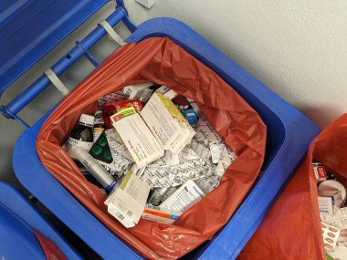 Prag, Çek Cumhuriyeti-27 Ağustos 2024: Uyuşturucuyla israf edilen paketler bazen eczaneye özel çöp kutusuna atılıyor. Kullanılmayan ilaçlar sağlık sistemlerinden büyük paralara mal oluyor