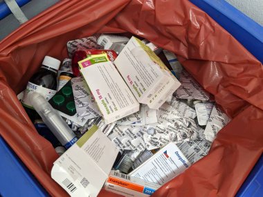 Prag, Çek Cumhuriyeti-27 Ağustos 2024: Uyuşturucuyla israf edilen paketler bazen eczaneye özel çöp kutusuna atılıyor. Kullanılmayan ilaçlar sağlık sistemlerinden büyük paralara mal oluyor