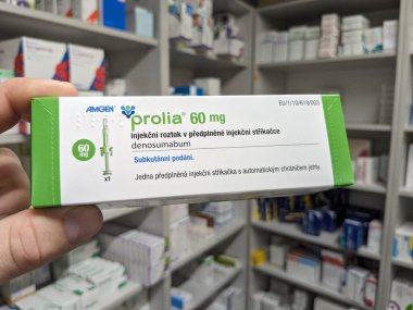 Prag, Çek Cumhuriyeti - 9 Temmuz 2024: Osteoporoz ve kemik sağlığının tedavisinde kullanılan DENOSUMAB aktif maddesi ile PROLIA ilaç kutusu.
