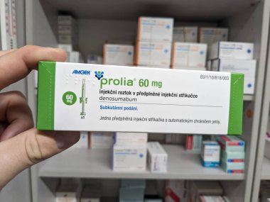 Prag, Çek Cumhuriyeti - 9 Temmuz 2024: Osteoporoz ve kemik sağlığının tedavisinde kullanılan DENOSUMAB aktif maddesi ile PROLIA ilaç kutusu.