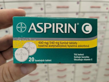 Prag, Çek Cumhuriyeti - 25 Ağustos 2024: BAYER tarafından kullanılan ACETYLSALICYLIC ACID ile ASPIRIN ilaç kutusu, ağrı kesici, ateş azaltma ve kardiyovasküler hastalıkların önlenmesi için kullanılır.