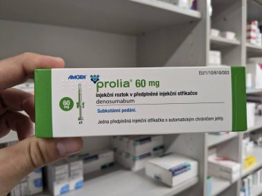 Prag, Çek Cumhuriyeti - 9 Temmuz 2024: Osteoporoz ve kemik sağlığının tedavisinde kullanılan DENOSUMAB aktif maddesi ile PROLIA ilaç kutusu.