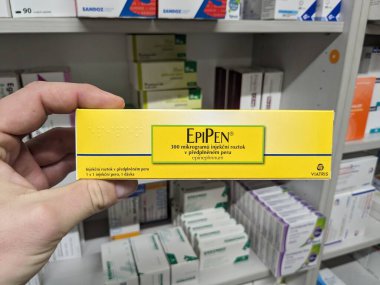 Prag, Çek Cumhuriyeti-27 Haziran 2024: EpiPen Epinefrinyum ilaç enjektörü. Çek Cumhuriyeti 'nde anafilaksi-şiddetli alerji reaksiyonu tedavisi. Uyuşturucu paketi.