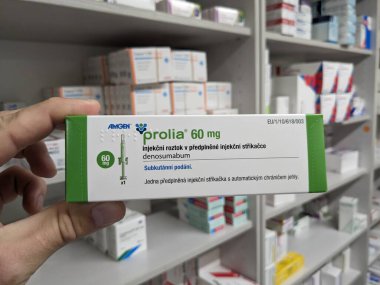 Prag, Çek Cumhuriyeti - 9 Temmuz 2024: Osteoporoz ve kemik sağlığının tedavisinde kullanılan DENOSUMAB aktif maddesi ile PROLIA ilaç kutusu.