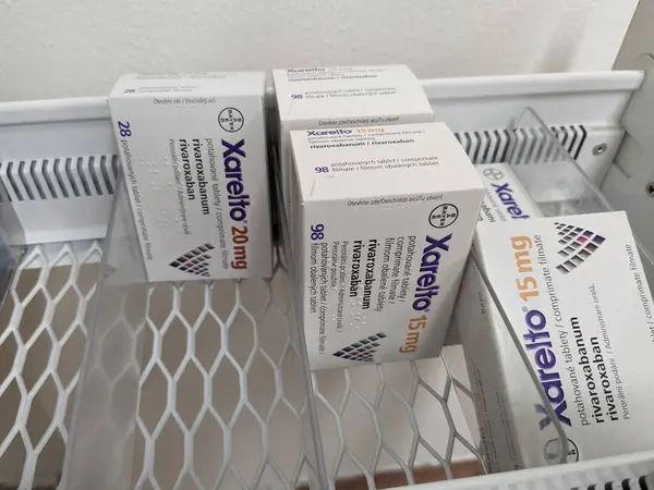 Prag, Çek Cumhuriyeti-15 Ağustos 2024: BAYER tarafından RİVAROXABAN aktif maddesi içeren XARELTO tablet kutusu, kan pıhtılarının önlenmesi ve tedavisinde ve felçte kullanılır.