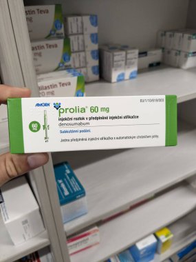 Prag, Çek Cumhuriyeti - 9 Temmuz 2024: Osteoporoz ve kemik sağlığının tedavisinde kullanılan DENOSUMAB aktif maddesi ile PROLIA ilaç kutusu.