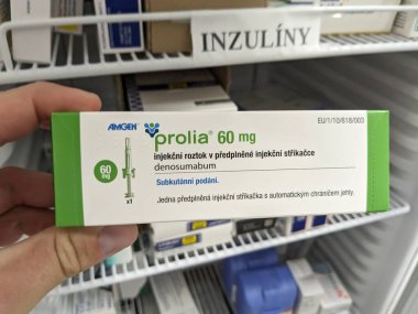 Prag, Çek Cumhuriyeti - 9 Temmuz 2024: Osteoporoz ve kemik sağlığının tedavisinde kullanılan DENOSUMAB aktif maddesi ile PROLIA ilaç kutusu.