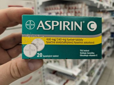 Prag, Çek Cumhuriyeti - 25 Ağustos 2024: BAYER tarafından kullanılan ACETYLSALICYLIC ACID ile ASPIRIN ilaç kutusu, ağrı kesici, ateş azaltma ve kardiyovasküler hastalıkların önlenmesi için kullanılır.