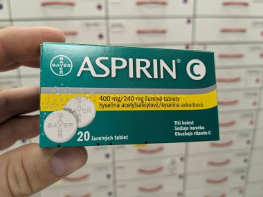 Prag, Çek Cumhuriyeti - 25 Ağustos 2024: BAYER tarafından kullanılan ACETYLSALICYLIC ACID ile ASPIRIN ilaç kutusu, ağrı kesici, ateş azaltma ve kardiyovasküler hastalıkların önlenmesi için kullanılır.