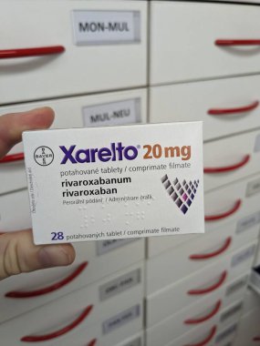 Prag, Çek Cumhuriyeti-15 Ağustos 2024: BAYER tarafından RİVAROXABAN aktif maddesi içeren XARELTO tablet kutusu, kan pıhtılarının önlenmesi ve tedavisinde ve felçte kullanılır.