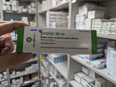 Prag, Çek Cumhuriyeti - 9 Temmuz 2024: Osteoporoz ve kemik sağlığının tedavisinde kullanılan DENOSUMAB aktif maddesi ile PROLIA ilaç kutusu.
