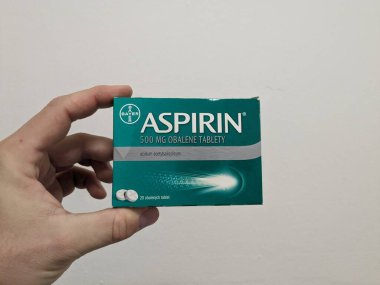 Prag, Çek Cumhuriyeti - 25 Ağustos 2024: BAYER tarafından kullanılan ACETYLSALICYLIC ACID ile ASPIRIN ilaç kutusu, ağrı kesici, ateş azaltma ve kardiyovasküler hastalıkların önlenmesi için kullanılır.