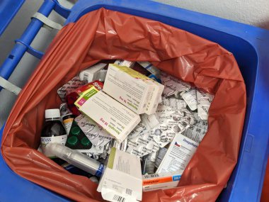 Prag, Çek Cumhuriyeti-27 Ağustos 2024: Uyuşturucuyla israf edilen paketler bazen eczaneye özel çöp kutusuna atılıyor. Kullanılmayan ilaçlar sağlık sistemlerinden büyük paralara mal oluyor