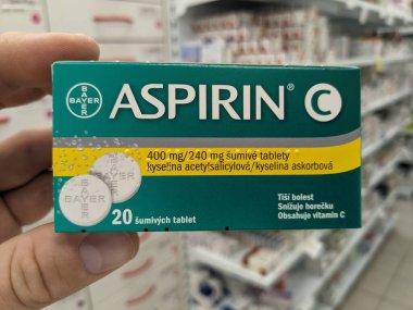 Prag, Çek Cumhuriyeti - 25 Ağustos 2024: BAYER tarafından kullanılan ACETYLSALICYLIC ACID ile ASPIRIN ilaç kutusu, ağrı kesici, ateş azaltma ve kardiyovasküler hastalıkların önlenmesi için kullanılır.