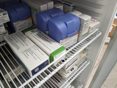 Prag, Çek Cumhuriyeti - 9 Temmuz 2024: Osteoporoz ve kemik sağlığının tedavisinde kullanılan DENOSUMAB aktif maddesi ile PROLIA ilaç kutusu.