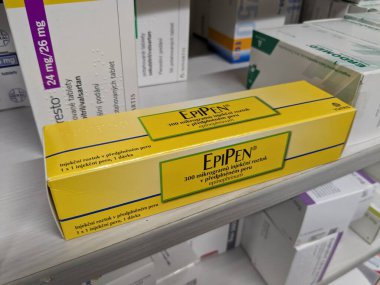 Prag, Çek Cumhuriyeti-27 Haziran 2024: EpiPen Epinefrinyum ilaç enjektörü. Çek Cumhuriyeti 'nde anafilaksi-şiddetli alerji reaksiyonu tedavisi. Uyuşturucu paketi.