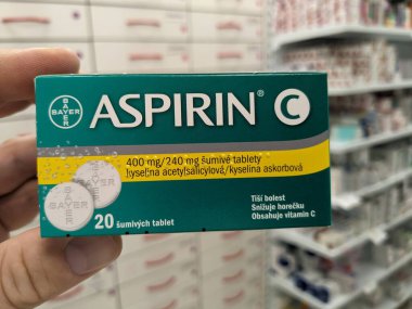 Prag, Çek Cumhuriyeti - 25 Ağustos 2024: BAYER tarafından kullanılan ACETYLSALICYLIC ACID ile ASPIRIN ilaç kutusu, ağrı kesici, ateş azaltma ve kardiyovasküler hastalıkların önlenmesi için kullanılır.