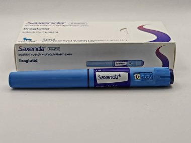 Prag, Çek Cumhuriyeti - 2 Ağustos 2024: NOVO NORDISK tarafından kullanılan LIRAGLUTIDE aktif maddeyle SAXENDA ilaç kutusu.