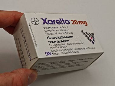 Prag, Çek Cumhuriyeti-8 Nisan 2025: Trombozu önlemek ve felç riskini azaltmak için rivaroxaban antikoagülan içeren Bayer Xarelto hapları.