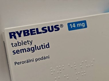 Prag, Çek Cumhuriyeti - 10 Mayıs 2025: NOVO NORDISK tarafından SEMAGLUTIDE aktif maddeyle RYBELSUS ilaç kutusu, tip 2 diyabet ve kan şekerini kontrol etmek için kullanılır.
