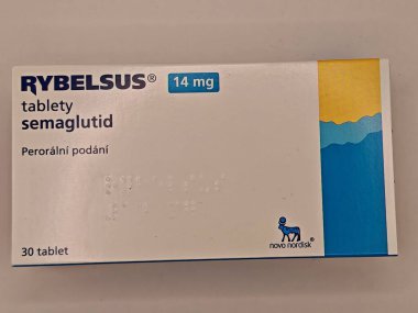 Prag, Çek Cumhuriyeti - 10 Mayıs 2025: NOVO NORDISK tarafından SEMAGLUTIDE aktif maddeyle RYBELSUS ilaç kutusu, tip 2 diyabet ve kan şekerini kontrol etmek için kullanılır.