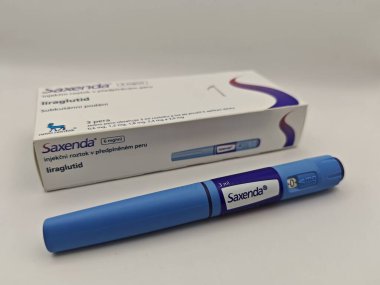 Prag, Çek Cumhuriyeti - 2 Ağustos 2024: NOVO NORDISK tarafından kullanılan LIRAGLUTIDE aktif maddeyle SAXENDA ilaç kutusu.