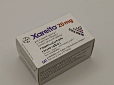 Prag, Çek Cumhuriyeti-8 Nisan 2025: Trombozu önlemek ve felç riskini azaltmak için rivaroxaban antikoagülan içeren Bayer Xarelto hapları.