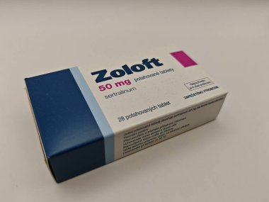 Prag, Çek Cumhuriyeti-8 Nisan 2025: Depresyon, anksiyete bozukluğu ve ruh hali dengeleme tedavisi için sertralin SSRI antidepresanlı Pfizer Zoloft hapları.