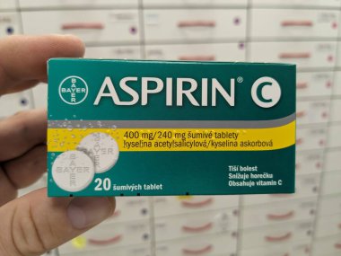 Prag, Çek Cumhuriyeti - 25 Ağustos 2024: BAYER tarafından kullanılan ACETYLSALICYLIC ACID ile ASPIRIN ilaç kutusu, ağrı kesici, ateş azaltma ve kardiyovasküler hastalıkların önlenmesi için kullanılır.