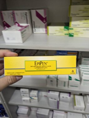 Prag, Çek Cumhuriyeti-27 Haziran 2024: EpiPen Epinefrinyum ilaç enjektörü. Çek Cumhuriyeti 'nde anafilaksi-şiddetli alerji reaksiyonu tedavisi. Uyuşturucu paketi.